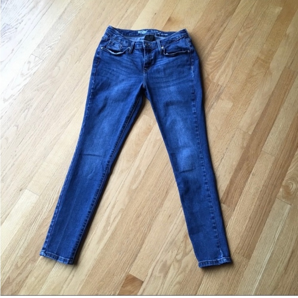 Curvy Skinny Blue Jeans